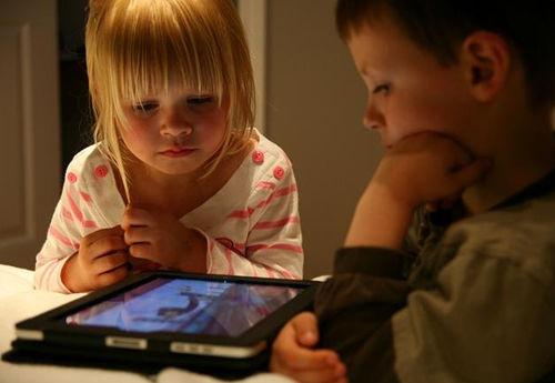 被屏幕绑架的你，怎么给孩子一个“互联网童年”？